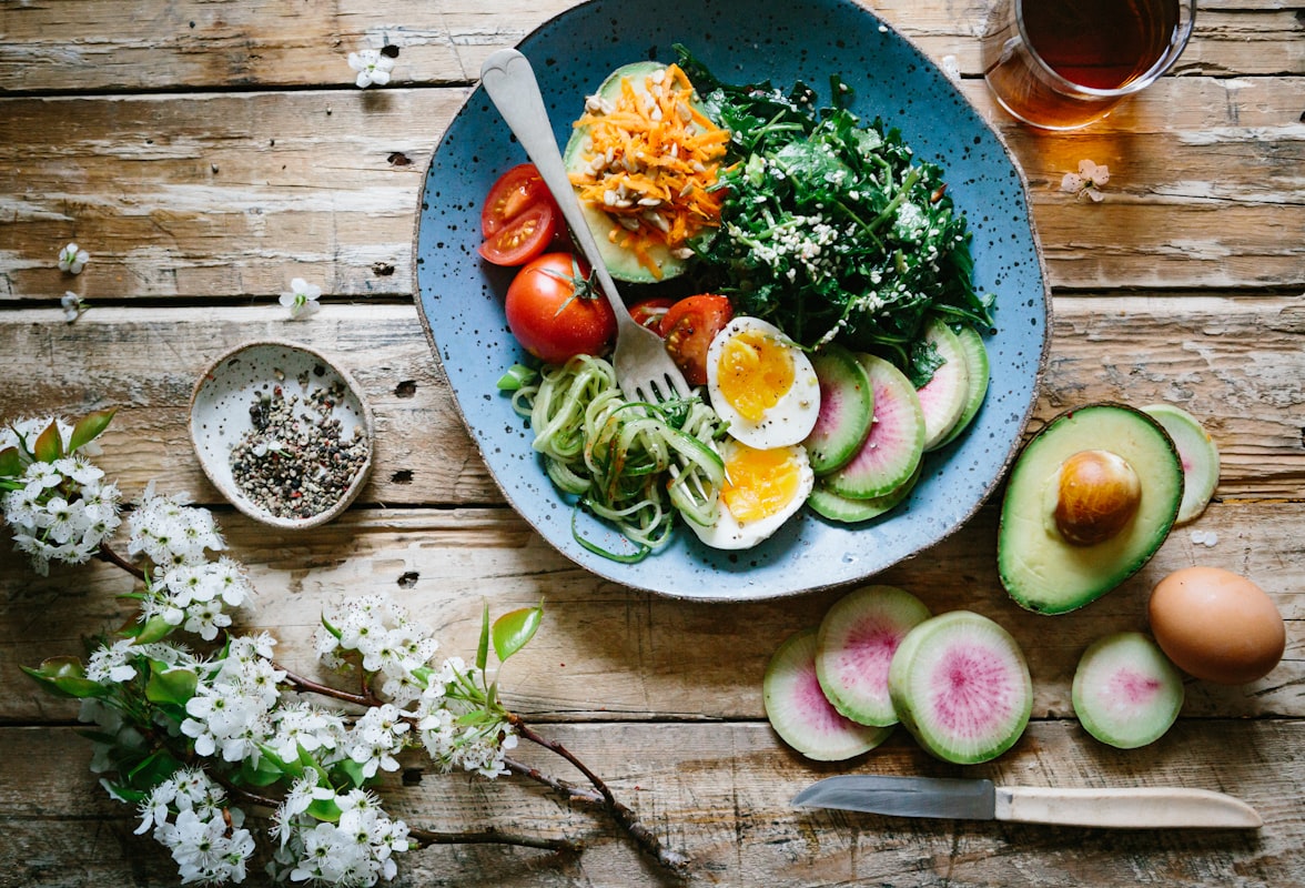 Nutrition consultation expert discussing meal planning with client
